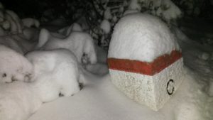 zasněžený patník na Cestě česko-polského přátelství